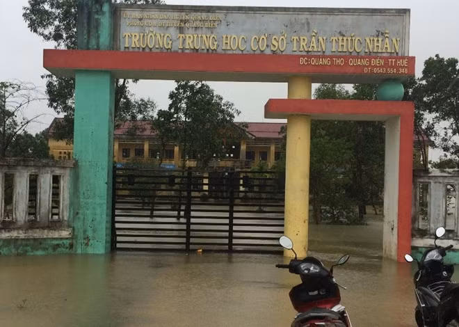 Nước lũ dâng vào sân trường THCS Trần Thúc Nhẫn, xã Quảng Thọ, huyện Quảng Điền.