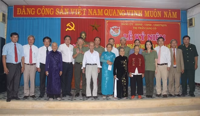 Đã có 50 suất quà được lãnh đạo Báo CAND, Công an tỉnh Thừa Thiên - Huế và Công ty CPĐT Đèo Cả, Ban Quản lý dự án Hầm Hải Vân trao tặng đến các gia đình chính sách ở Lăng Cô.