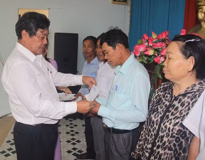 Đại diện Công ty CPĐT Đèo Cả trao quà cho các gia đình chính sách ở thị trấn Lăng Cô.