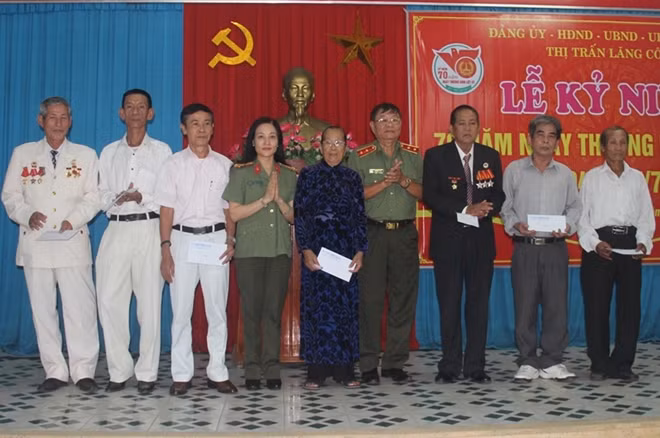 Trung tướng Lê Ngọc Nam, nguyên Phó Tổng cục trưởng Tổng cục Chính trị CAND; Thượng tá Nguyễn Thúy Quỳnh, Phó Tổng Biên tập Báo CAND trao quà cho người có công ở thị trấn Lăng Cô.