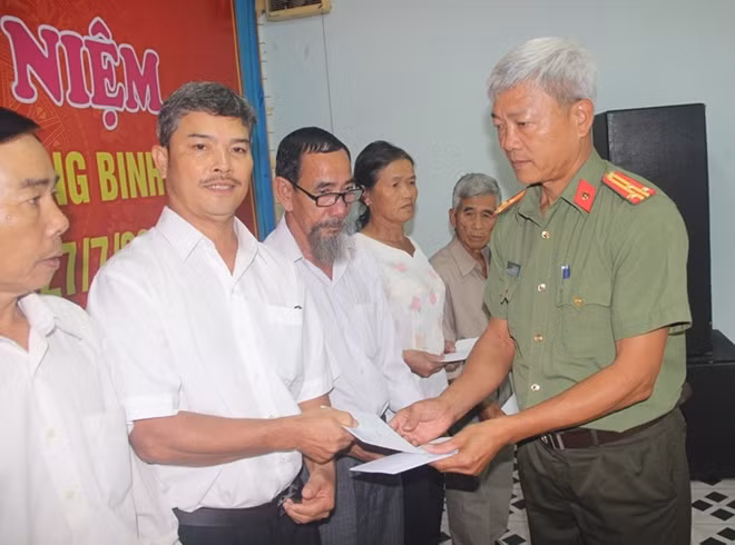 Đại diện Công an tỉnh Thừa Thiên - Huế trao quà cho các gia đình chính sách.