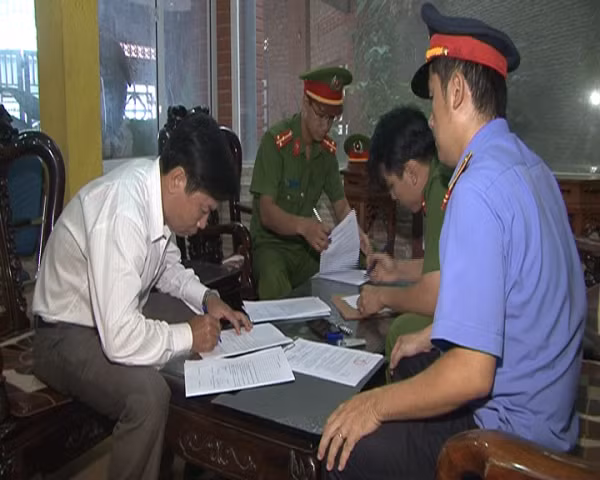 Lê Hữu Lam (áo trắng) có nhiều vi phạm trong quản lý kinh tế, gây hậu quả nghiêm trọng.