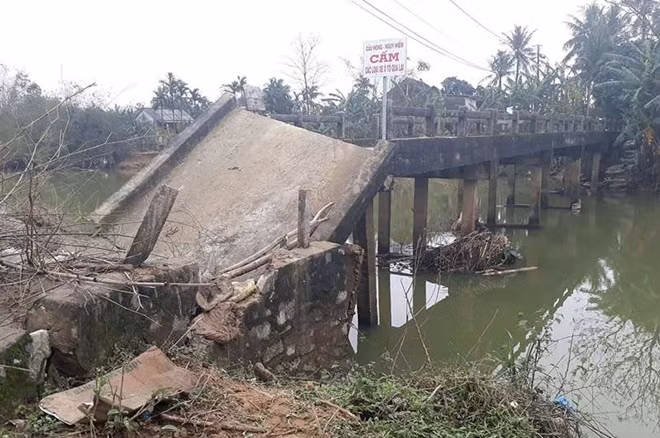 Cầu Phú Lương B nối đôi bờ vùng hạ du Quảng Điền bị đổ sập một phần cầu.