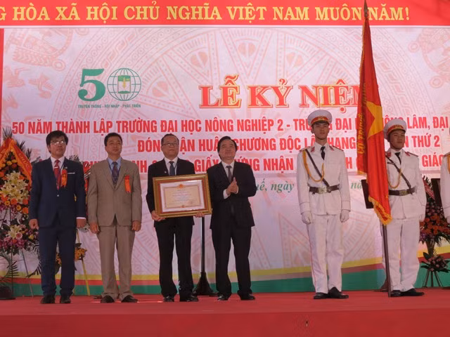 Thừa ủy quyền của Chủ tịch nước, Bộ trưởng Bộ GD&ĐT trao Huân chương Độc lập cho trường ĐH Nông lâm Huế.