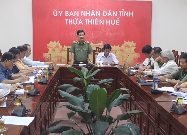 Trung tướng Nguyễn Văn Sơn, Thứ trưởng Bộ Công an, Phó Chủ tịch Ủy ban ATGT Quốc gia phát biểu chỉ đạo.