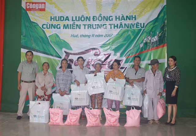 Đại diện Carlsberg Việt Nam và lãnh đạo UBND xã Quảng Thành trao tặng quà cho các hộ dân.