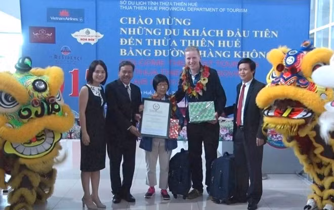 Trao tặng quà lưu niệm cho những du khách quốc tế đầu tiên đến Huế trong năm mới 2017.