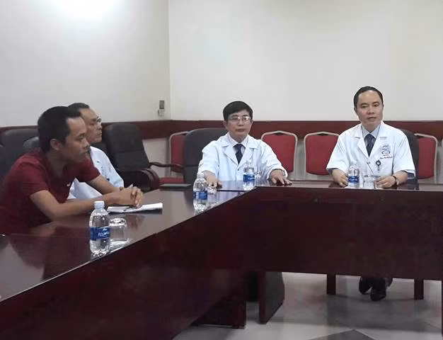 BSCKII Phạm Như Vĩnh Tuyên, Phó trưởng phòng Kế hoạch Tổng hợp Bệnh viện TW Huế (bên phải) trao đổi thông tin với đại diện gia đình sản phụ Nhung.