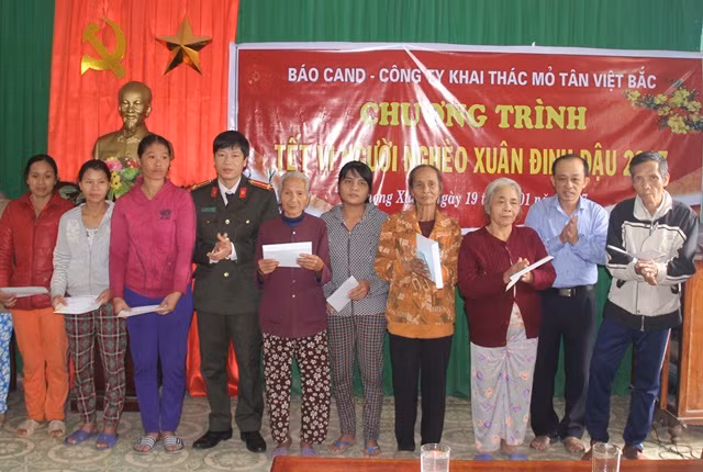 Những suất quà Tết do Báo CAND và Công ty Tân Việt Bắc trao tặng sẽ giúp người nghèo ở Phong Xuân đón Tết vui tươi, đầy đủ hơn.