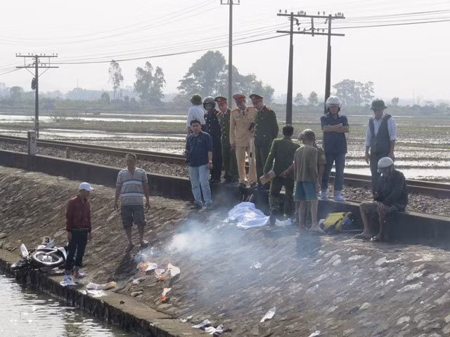 Lực lượng chức năng làm rõ nguyên nhân vụ tai nạn đường sắt.