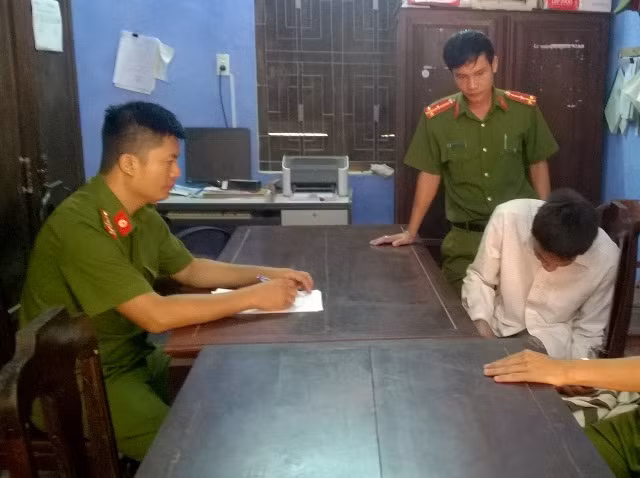 Đối tượng Đoàn Văn Lòn cúi đầu khai nhận hành vi phạm tội tại Cơ quan Công an huyện Nam Đông. Đối tượng Đoàn Văn Lòn cúi đầu khai nhận hành vi phạm tội tại Cơ quan Công an huyện Nam Đông.