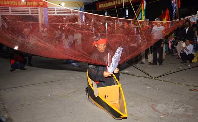 Các hoạt cảnh tái hiện cảnh ra khơi đánh cá của ngư dân. Các hoạt cảnh tái hiện cảnh ra khơi đánh cá của ngư dân.
