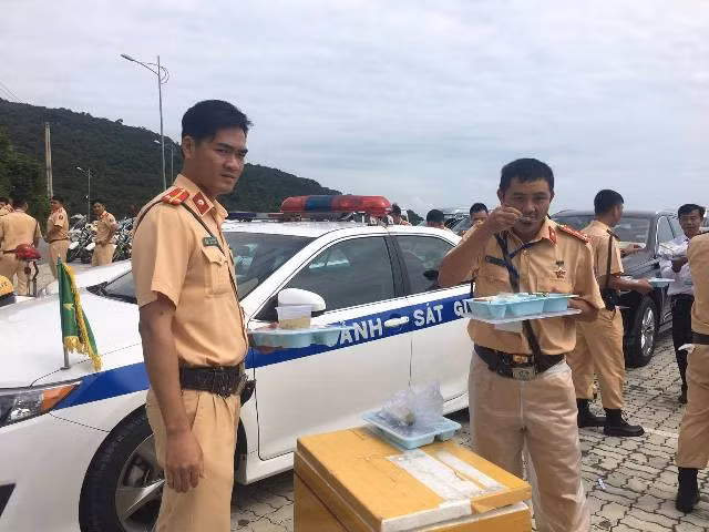 Bữa trưa vội của một đồng chí CSGT.
