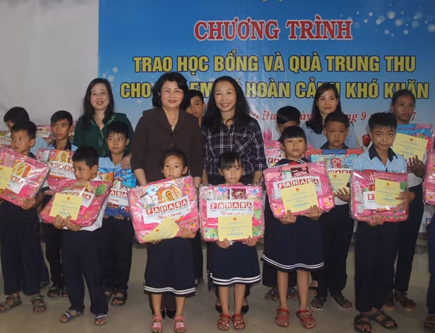 Phó Chủ tịch nước Đặng Thị Ngọc Thịnh cùng đại diện lãnh đạo Bộ LĐ-TB&XH trao quà, học bổng cho trẻ em có hoàn cảnh khó khăn ở Huế.