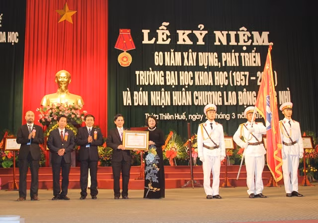 Phó Chủ tịch nước Đặng Thị Ngọc Thịnh trao tặng Huân chương Lao động hạng Nhì cho trường Đại học Khoa học Huế. Phó Chủ tịch nước Đặng Thị Ngọc Thịnh trao tặng Huân chương Lao động hạng Nhì cho trường Đại học Khoa học Huế.