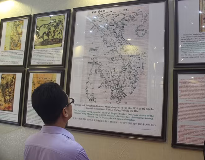 Đại Nam Nhất thống toàn đồ do vua Minh Mạng cho vẽ vào năm 1838 có thể hiện 2 địa danh Hoàng Sa và Vạn lý Trường Sa bằng chữ Hán.