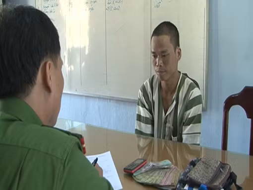 Hàng chục người dân truy đuổi bắt giữ tên trộm túi xách của tiểu thương