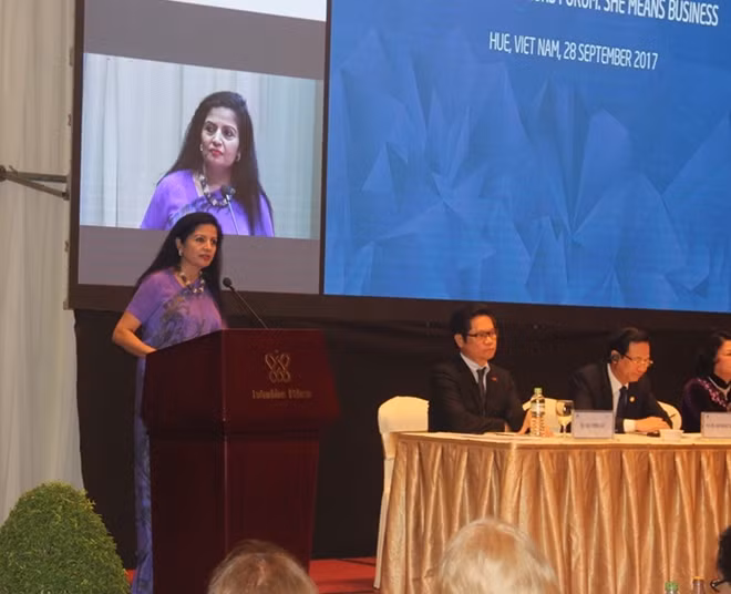 Bà Lakshmi Puri, Phó Giám đốc điều hành tổ chức UN Women dự và phát biểu tại buổi Đối thoại.