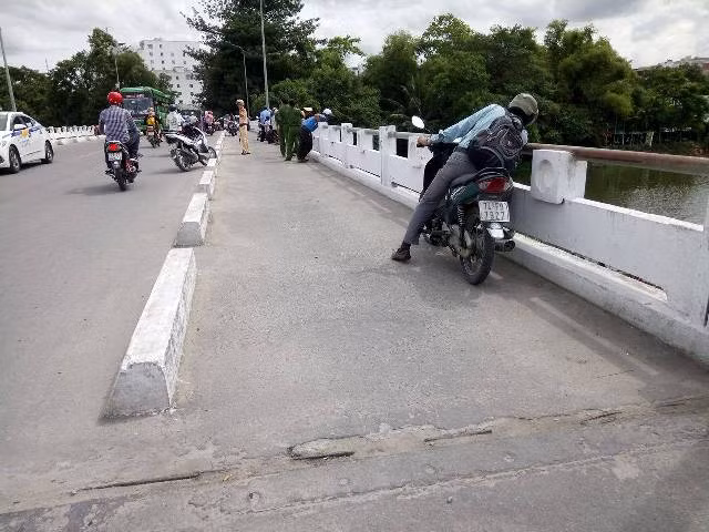 Cầu Vỹ Dạ, nơi anh T. bỏ lại xe máy rồi lao xuống tự vẫn.