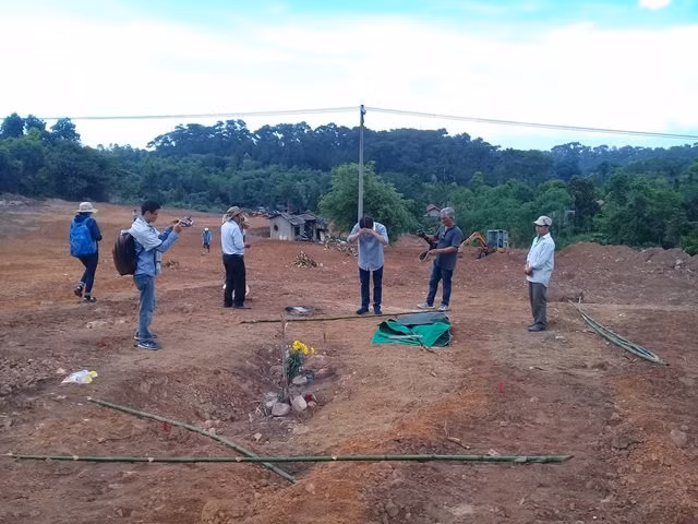 Vị trí được cho từng có tồn tại một ngôi lăng mộ vợ vua Tự Đức.