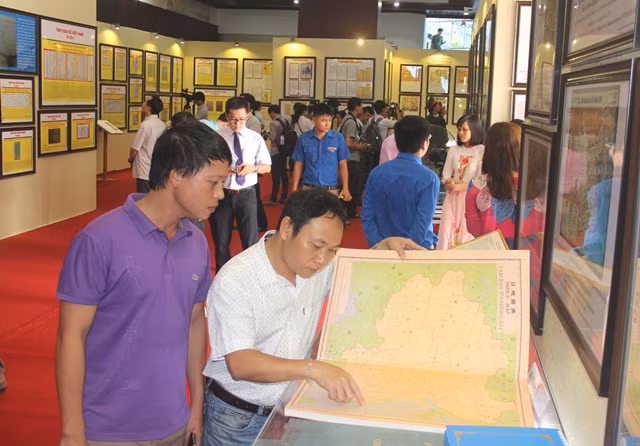 Người dân ở Cố đô Huế ấn tượng với các bản đồ công bố từ thế kỷ XVII chứng minh chủ quyền của Việt Nam đối với quần đảo Hoàng Sa và Trường Sa. Người dân ở Cố đô Huế ấn tượng với các bản đồ công bố từ thế kỷ XVII chứng minh chủ quyền của Việt Nam đối với quần đảo Hoàng Sa và Trường Sa.
