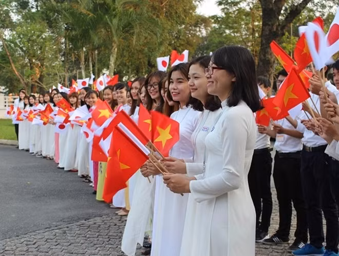 Sinh viên Đại học Huế chào đón Nhà vua và Hoàng hậu Nhật Bản ghé thăm Cố đô Huế.