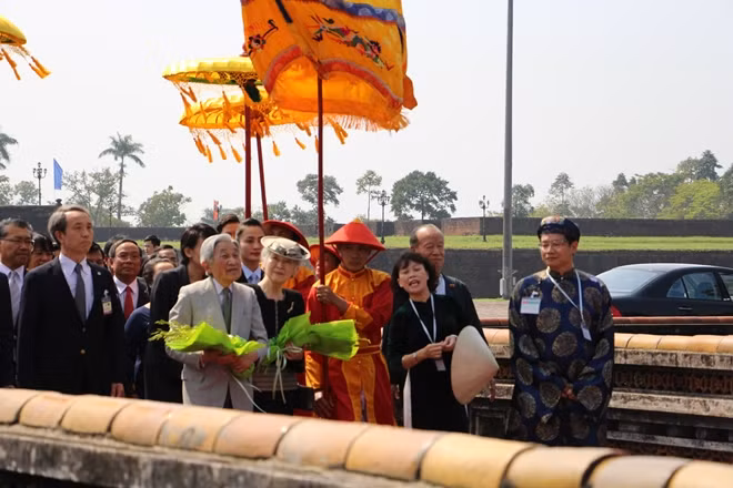 Đón tiếp Nhà vua và Hoàng hậu Nhật Bản đến thăm Đại Nội có Bộ trưởng Bộ VHTT&DL cùng lãnh đạo tỉnh Thừa Thiên- Huế.