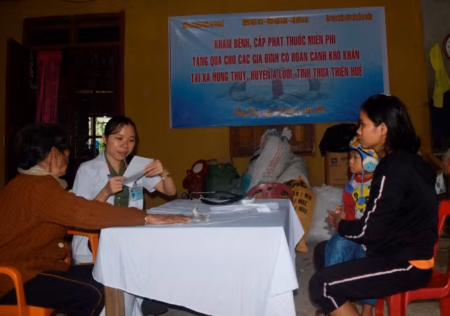 Và hướng dẫn chu đáo người dân sử dụng thuốc trị bệnh.