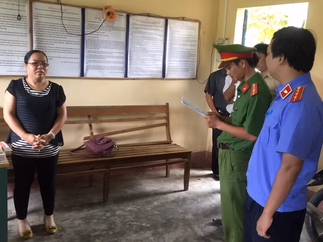 Công an huyện Phú Lộc đọc lệnh bắt giam đối tượng Lương Thị Nhung (góc trái).