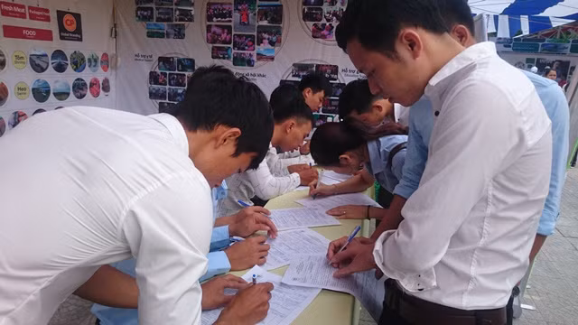 Sinh viên trường ĐH Nông lâm Huế đăng ký tuyển dụng tại Ngày hội việc làm.