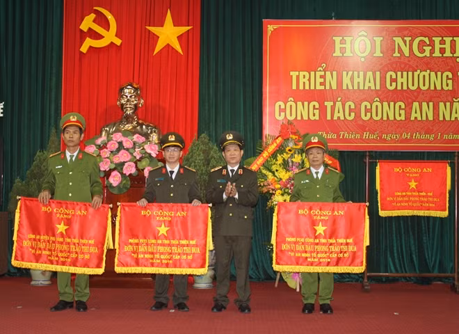 Trung tướng Nguyễn Văn Sơn, Thứ trưởng Bộ Công an trao tặng Cờ thi đua của Bộ Công an cho 3 tập thể thuộc Công an tỉnh Thừa Thiên- Huế.