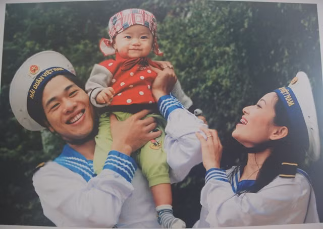 Hình ảnh bình dị về cuộc sống của những người lính hải quân trưng bày tại hội nghị.