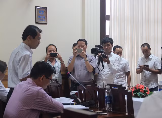 Nhiều PV báo đài địa phương lẫn trung ương đóng tại địa bàn Thừa Thiên- Huế theo sát vụ việc lăng mộ vợ vua Tự Đức bị san ủi.