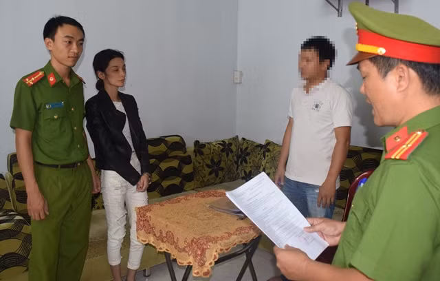 Cơ quan CSĐT đọc lệnh bắt giữ đối tượng Trương Thị Phương Chi.