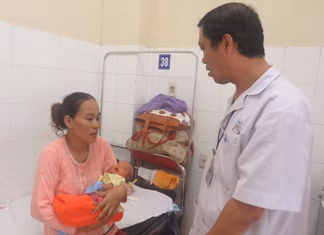 Cháu bé sơ sinh con của sản phụ Lĩnh đã chữa được căn bệnh vàng da nhờ nhiều người hiến máu hiếm.