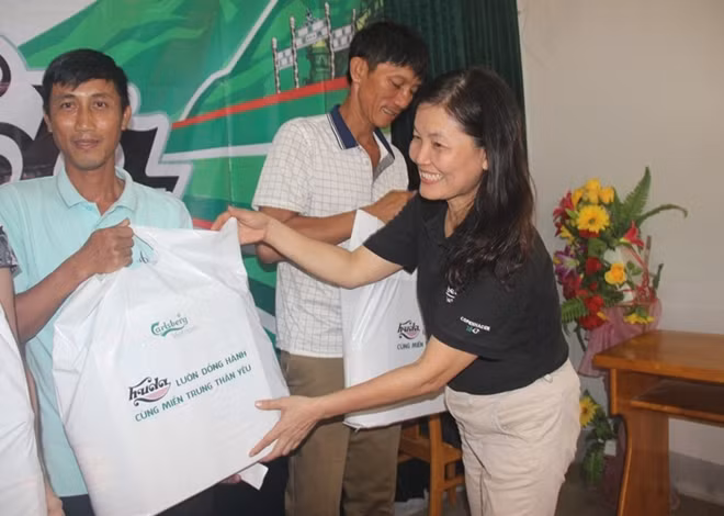 Bà Trương Thị Thu Dung, đại diện Công ty TNHH Carlsberg Việt Nam trao quà cho người dân vùng biển Bố Trạch.