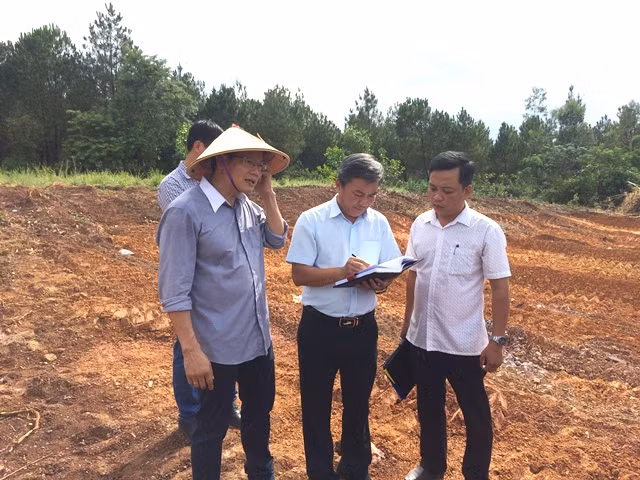 Lãnh đạo Trung tâm BTDT Cố đô Huế và các đơn vị liên quan kiểm tra hiện trường, khu vực phát hiện tấm bia mộ vợ vua Nguyễn dưới bãi san lấp của dự án. Lãnh đạo Trung tâm BTDT Cố đô Huế và các đơn vị liên quan kiểm tra hiện trường, khu vực phát hiện tấm bia mộ vợ vua Nguyễn dưới bãi san lấp của dự án.