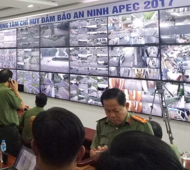 Hình ảnh từ các tuyến đường, trung tâm tổ chức hội nghị, nơi lưu trú của các đại biểu tham dự APEC được truyền về Trung tâm chỉ huy.
