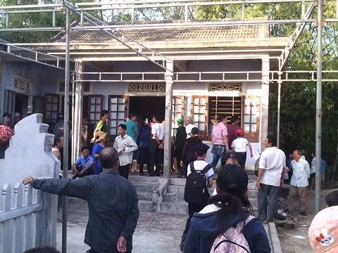 Nhiều người hàng xóm bàng hoàng khi hay tin anh T. tự thiêu.
