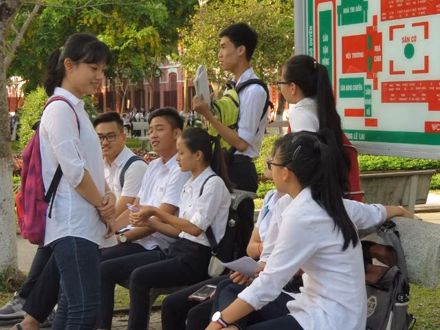 Thí sinh ở Thừa Thiên- Huế tự tin với kết quả bài làm trong ngày thi đầu tiên.