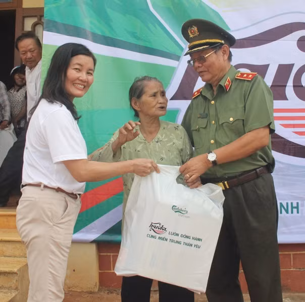 Trung tướng Lê Ngọc Nam, nguyên Phó Tổng cục trưởng Tổng cục chính trị CAND và đại diện Công ty TNHH Carlsberg Việt Nam thăm hỏi, tặng quà cho cụ bà ở xã Vĩnh Tú, một hộ dân chịu ảnh hưởng nặng sau bão số 10.