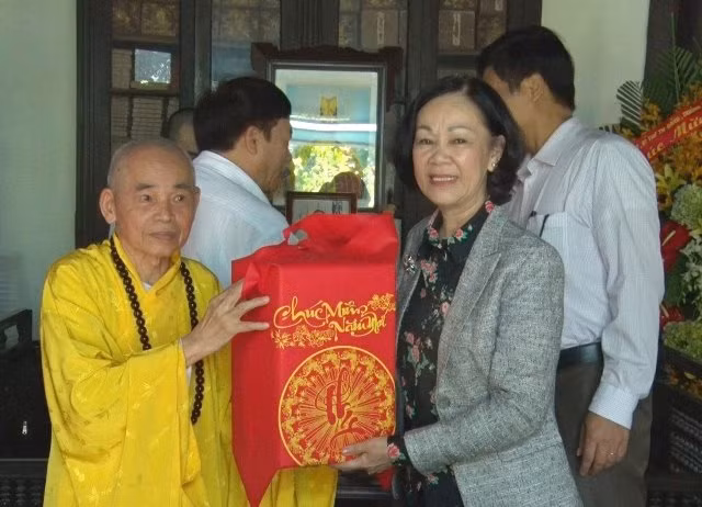 Trưởng ban Dân vận Trung ương Trương Thị Mai thăm, tặng quà Hòa thượng Thích Đức Thanh.