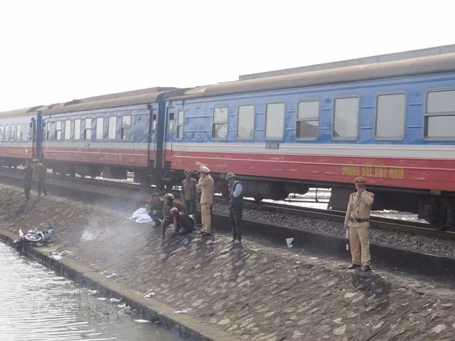 Đoàn tàu SE1 dừng lại sau khi xảy ra vụ tai nạn.