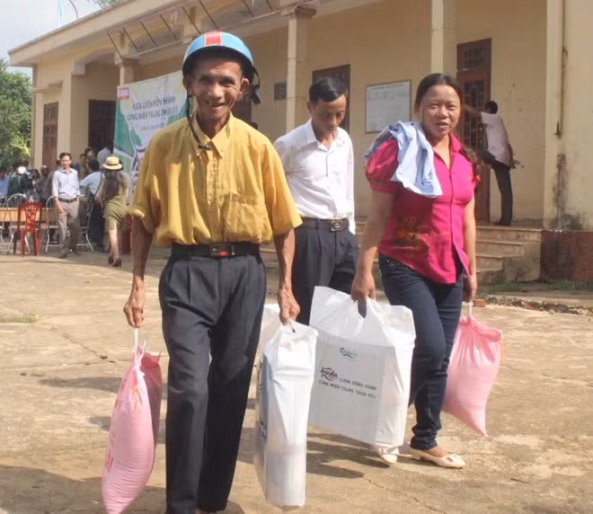 Niềm vui của một cụ ông ở xã Vĩnh Tú, huyện Vĩnh Linh sau khi đón nhận phần quà gồm gạo, mì tôm, dầu ăn...