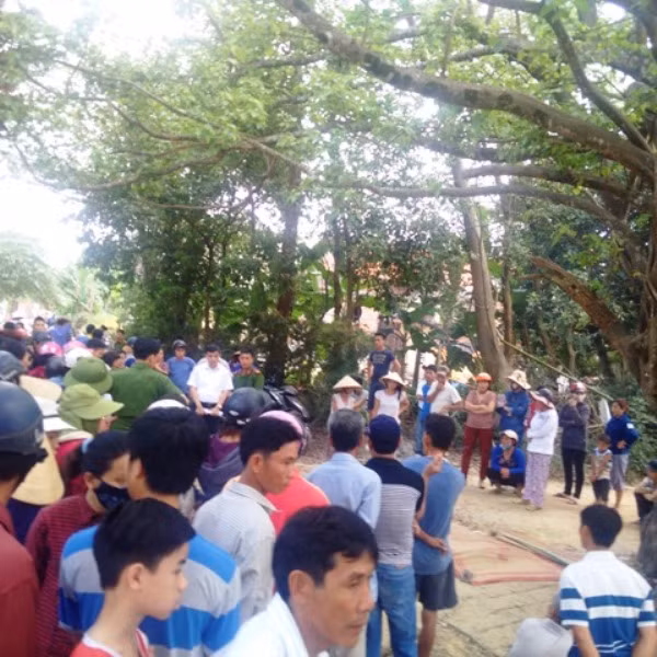 Rất đông người dân địa phương đến chứng kiến vụ việc sau khi thi thể 2 nạn nhân được vớt đưa lên bờ.