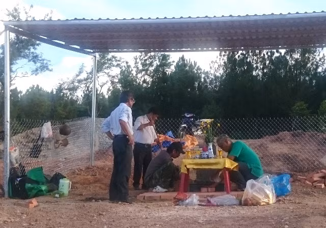 Lăng mộ bà Tài Nhân bị đơn vị thi công dự án bãi đỗ xe san ủi, sau đó được đắp mộ tạm bằng đất sạch và rào lưới thép bảo vệ.