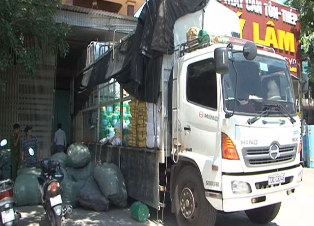Xe tải BKS: 73C-033.46 chở hàng trăm kiện hàng nhập lậu.