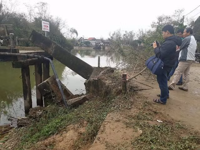 Cầu đổ sập đã cắt đứt đường đi của hàng ngàn người dân huyện Quảng Điền.