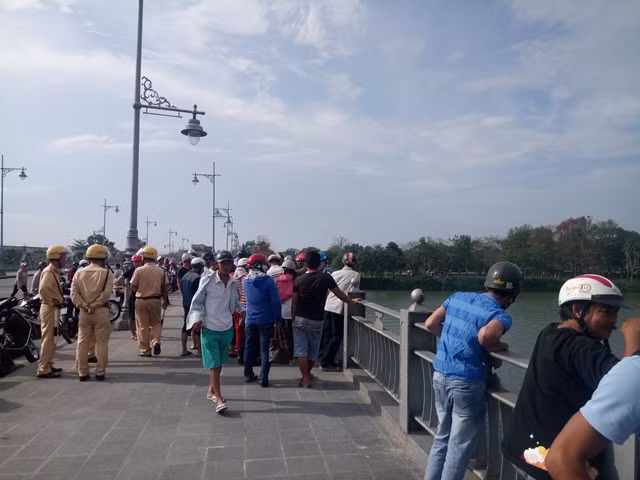 Cầu Dã Viên bắc qua sông Hương, nơi người đàn ông nhảy cầu tự vẫn.