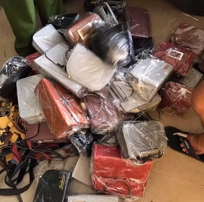 Số lượng lớn hàng lậu không có hóa đơn chứng từ được vận chuyển trên xe khách BKS: 43B-029.58.